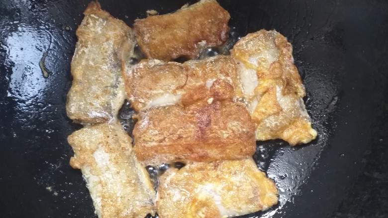 家常炖带鱼,(小火)煎入金黄捞出