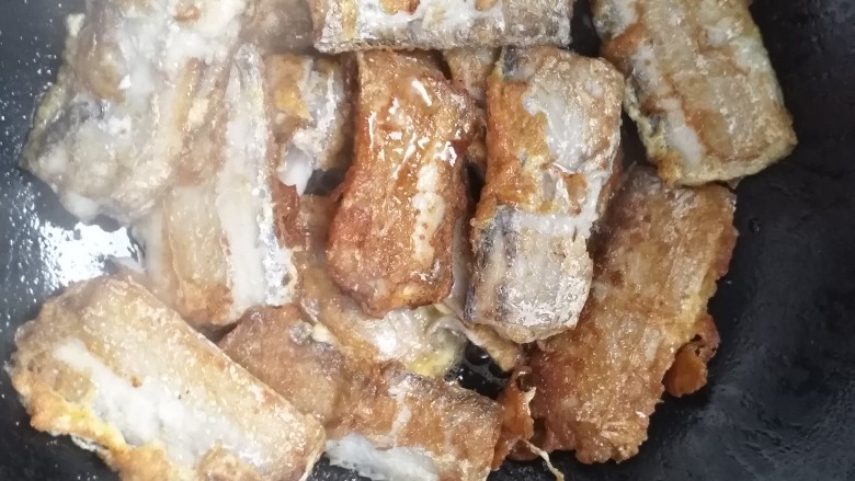 家常炖带鱼,把煎好的鱼,铺在锅里