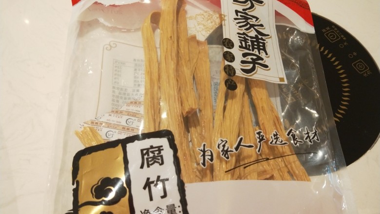 芹菜拌腐竹,腐竹适量。