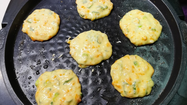 鳕鱼饼,煎烤机预热 底盘刷油 用勺子将糊糊倒入底盘 形成圆饼