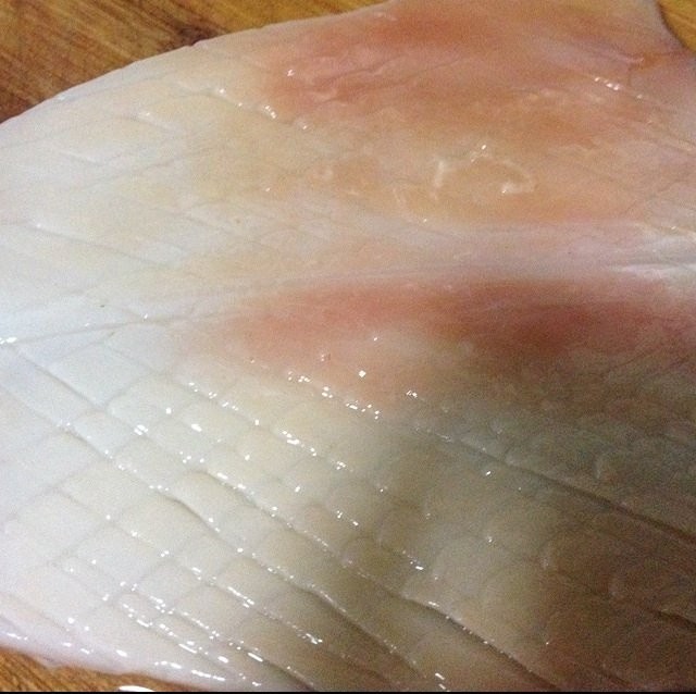 鱿鱼炒芹菜,鱿鱼肚子用刀切成小方块纹路,以便好熟入味