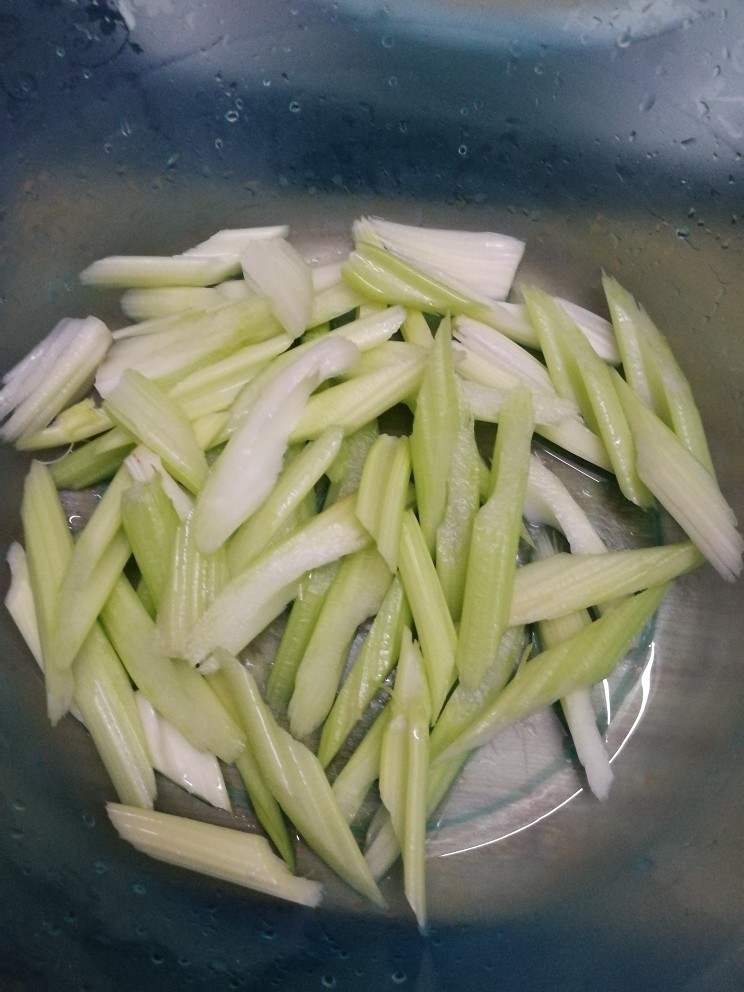 鱿鱼炒芹菜,芹菜焯水后,用凉水过一下。