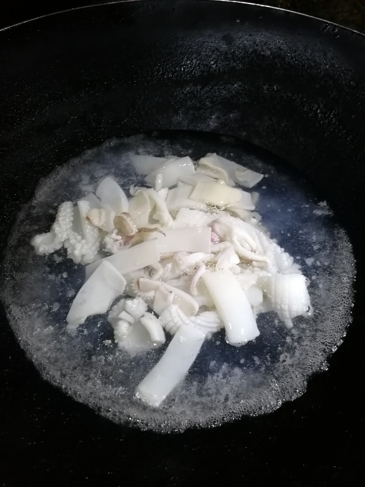 鱿鱼炒芹菜,切好的鱿鱼用热水焯水,里面加<a style='color:red;display:inline-block;' href='/shicai/ 718'>料酒</a>去腥味。
