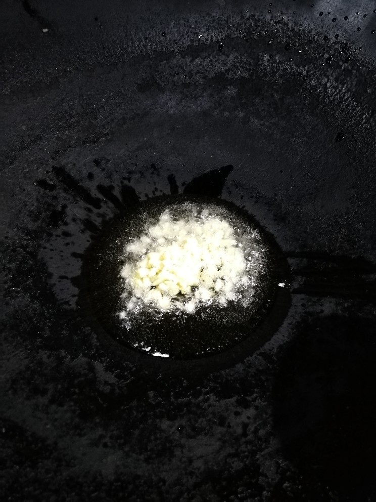 鱿鱼炒芹菜,起锅烧油,油热放入葱姜蒜