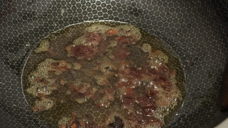 花蛤粉丝,加入一勺郫县豆瓣酱