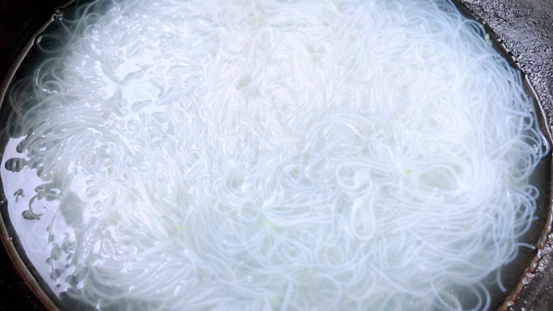 卷心菜炒粉丝,粉丝在开水中煮至八成熟后立即放入冷水中过凉后沥干水份