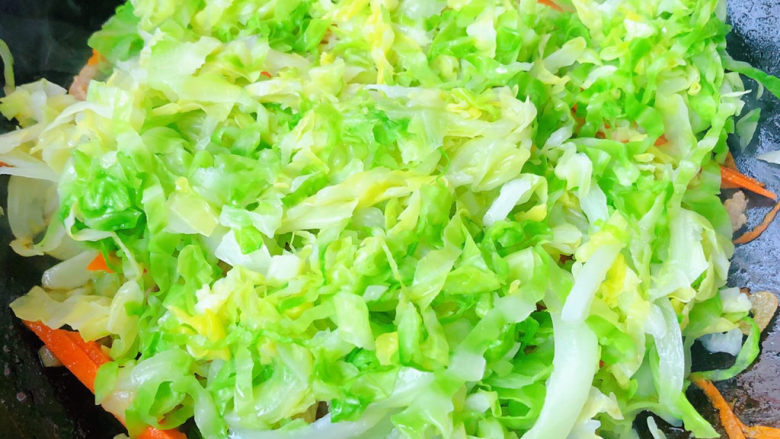 卷心菜炒粉丝,放入卷心菜大火快速翻炒