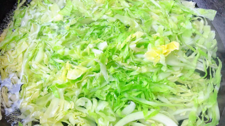 卷心菜炒粉丝,卷心菜洗净切成丝放入开水中焯水断生后立即放入冷水中过凉沥干水份备用