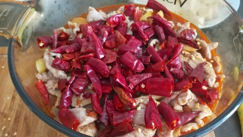 麻辣水煮肉片,放入干辣椒?