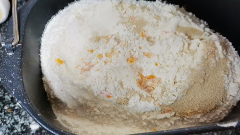 这样金灿灿的”金元宝“馒头,吃了会发财哦,全部食材放进面包桶