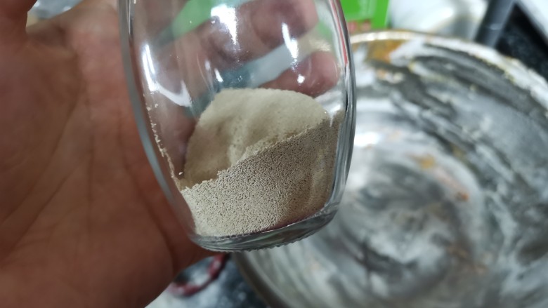 这样金灿灿的”金元宝“馒头,吃了会发财哦,酵母粉