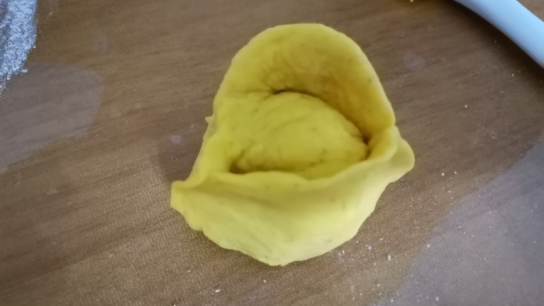 这样金灿灿的”金元宝“馒头,吃了会发财哦,做好一个,这个很不好看,后来又做过了