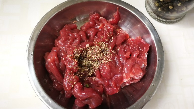 牛肉丝炒芹菜,牛肉丝放入黑胡椒碎