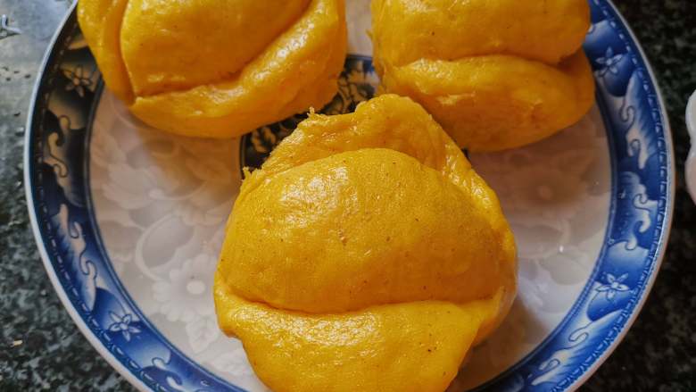 这样金灿灿的”金元宝“馒头,吃了会发财哦,成品图