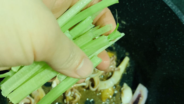 鱿鱼炒芹菜,炒匀调料，加芹菜；