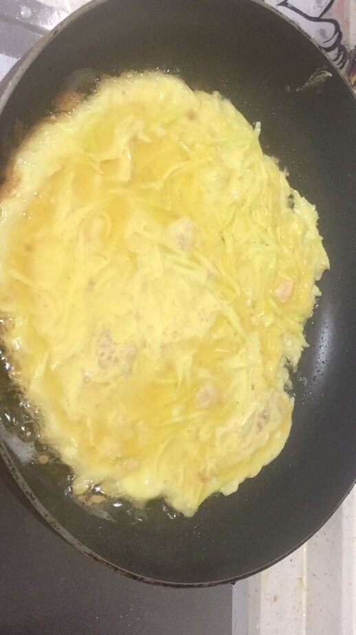 鲜香美味的海鲜饼和海鲜泡菜饼,锅中倒入油,油热把搅拌好的面糊摊平,中小火煎制一面定型,翻面再煎一下就可以出锅了