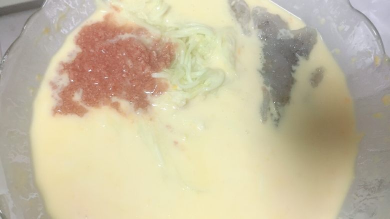 鲜香美味的海鲜饼和海鲜泡菜饼,把西葫芦丝、虾粒、虾酱(虾酱上导入少许味醂去腥),加水搅拌成面糊