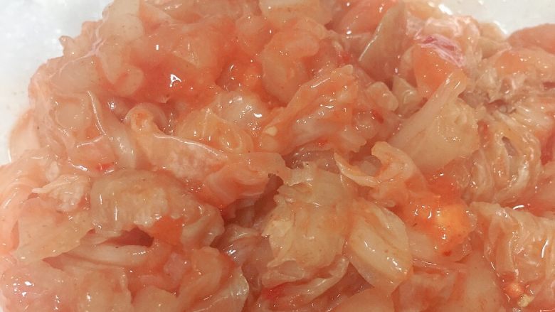 鲜香美味的海鲜饼和海鲜泡菜饼,<a style='color:red;display:inline-block;' href='/shicai/ 698'>泡菜</a>切碎,放入剩下的面糊中拌匀