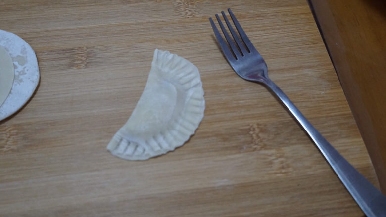 饺子皮变身🍌 香蕉派,边缘用叉子按压一下,我的两边都各压了一遍。