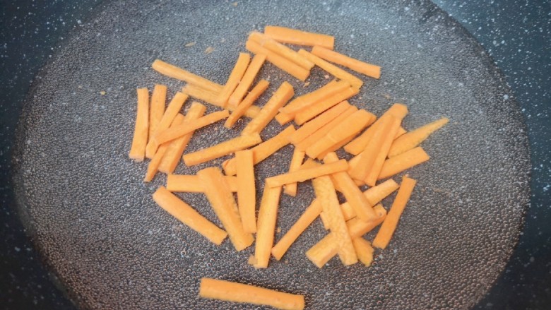 芹菜拌腐竹,锅内放足够多的水,快烧开的时候下入胡萝卜条。