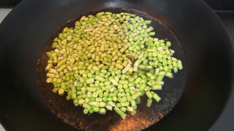 长豆角蛋饼,水开,放入长豆角,把长豆角焯熟