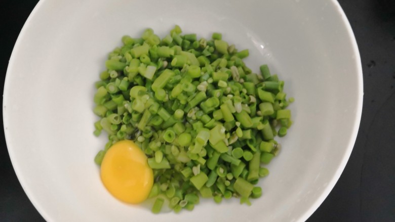 长豆角蛋饼,把长豆角放入碗中,加入<a style='color:red;display:inline-block;' href='/shicai/ 9'>鸡蛋</a>