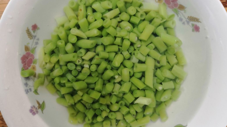 长豆角蛋饼,把长豆角,放入冰水中,过凉