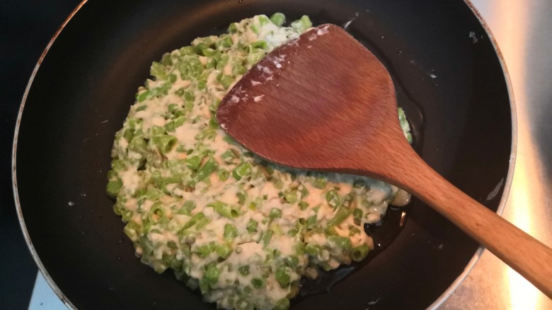 长豆角蛋饼,用铲子,把粉糊摊平,小火煎至金黄