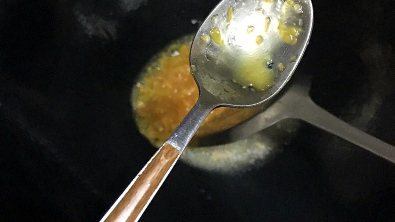 酸汤龙利鱼,热油把黄灯笼椒炒香
(这个勺子大小的量,根据个人口味放)