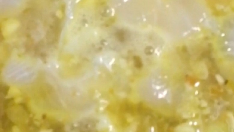 酸汤龙利鱼,汤煮开后中小火再煮5分钟,再转小火后加入豆芽和腌制好的龙利鱼片(一片一片加等玉米淀粉和汤完全融合再开大火)