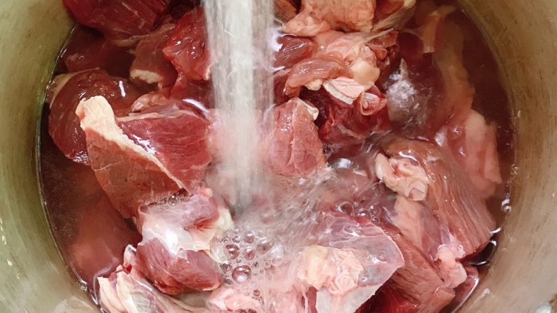 牛肉烧胡萝卜,放入锅中,加入清水