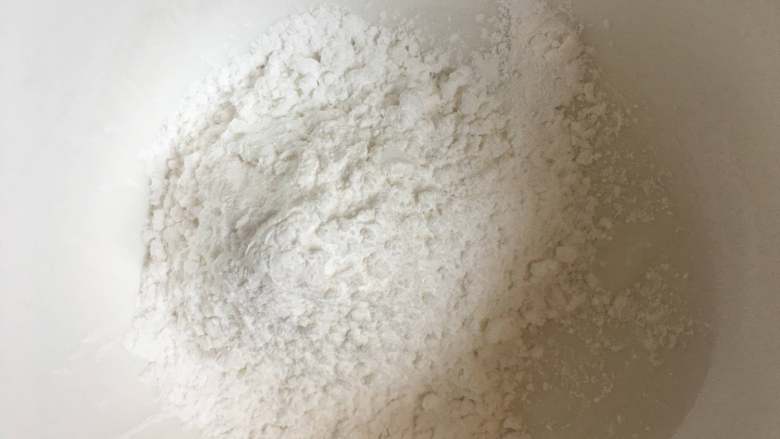 炸银鱼,取空碗,加入一勺淀粉