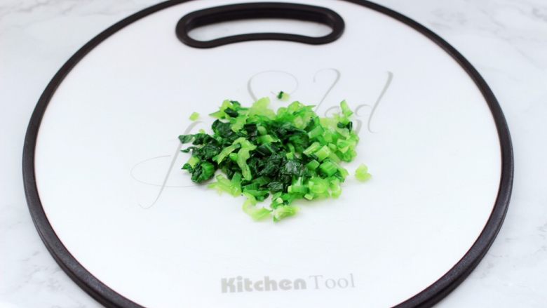 三色藜麦青菜饭团,<a style='color:red;display:inline-block;' href='/shicai/ 115'>油菜</a>摘洗干净后,焯水捞出沥干水分,用刀切碎。