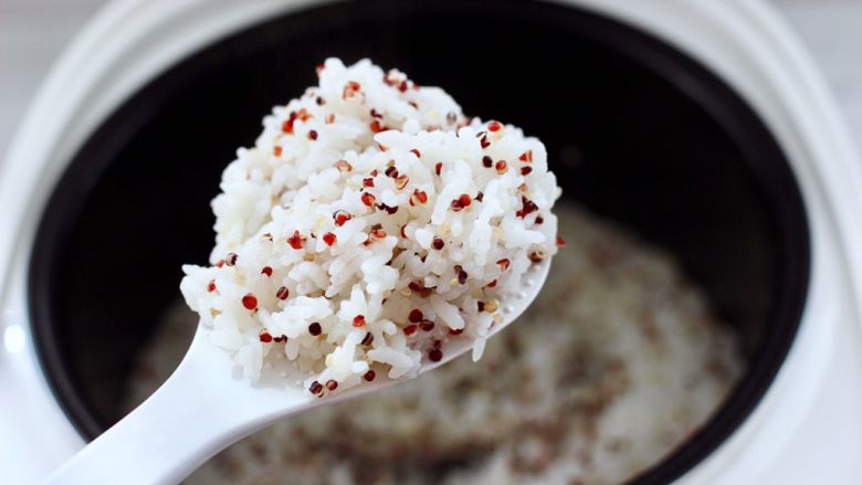 三色藜麦青菜饭团,启动电饭煲蒸饭模式,蒸好的米饭晶莹剔透,香味扑鼻。