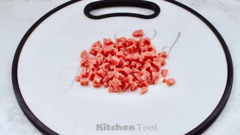 三色藜麦青菜饭团,<a style='color:red;display:inline-block;' href='/shicai/ 438'>火腿</a>去外皮后,用刀切成小丁。