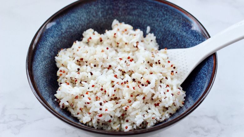 三色藜麦青菜饭团,把蒸熟的米饭打散放入碗里放凉,吃多少盛多少。