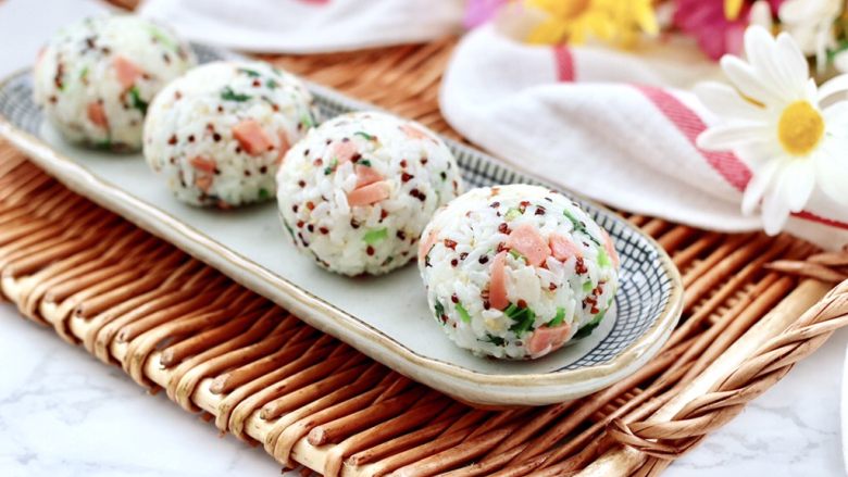 三色藜麦青菜饭团,依次做完所有的饭团,好吃又好看,关键是营养丰富哟,我这个饭团,一个是80克。
