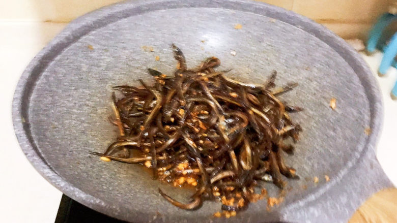 炸银鱼,炸制银鱼金黄色,把多余的菜籽油倒出去