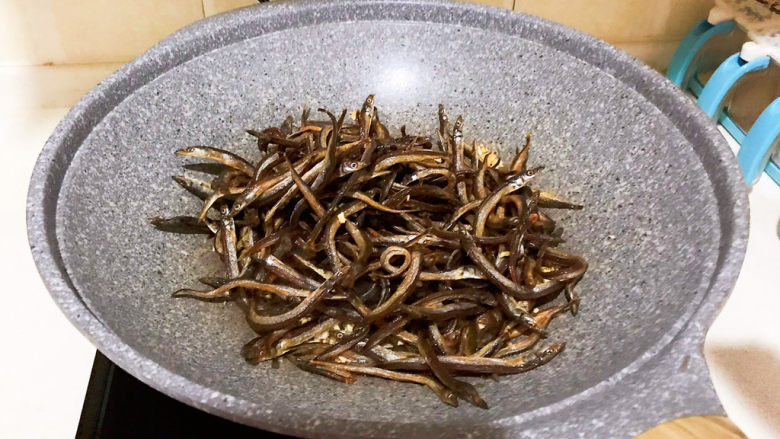 炸银鱼,加入银鱼,全程小火炸制