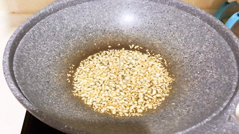炸银鱼,油烧热后加入蒜末,炒出香味