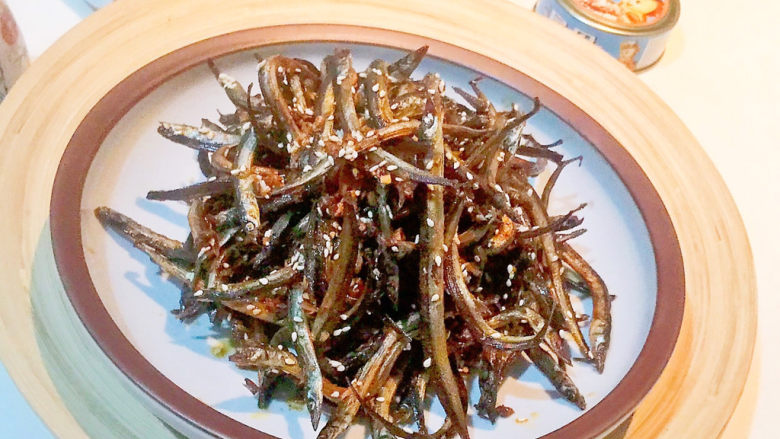 炸银鱼,炸银鱼香酥可口,香辣适宜,这是一道可以当做小零食吃的菜品,追剧必备神器啊~