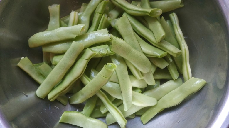 四季豆烧排骨,<a style='color:red;display:inline-block;' href='/shicai/ 69'>四季豆</a>去两端,去筋,洗净,掰成小段