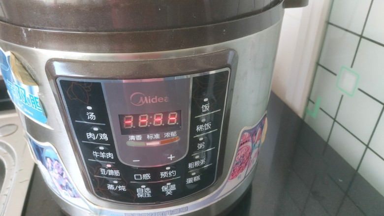 四季豆烧排骨,按下蹄筋或者排骨键,直到程序结束,自然放气