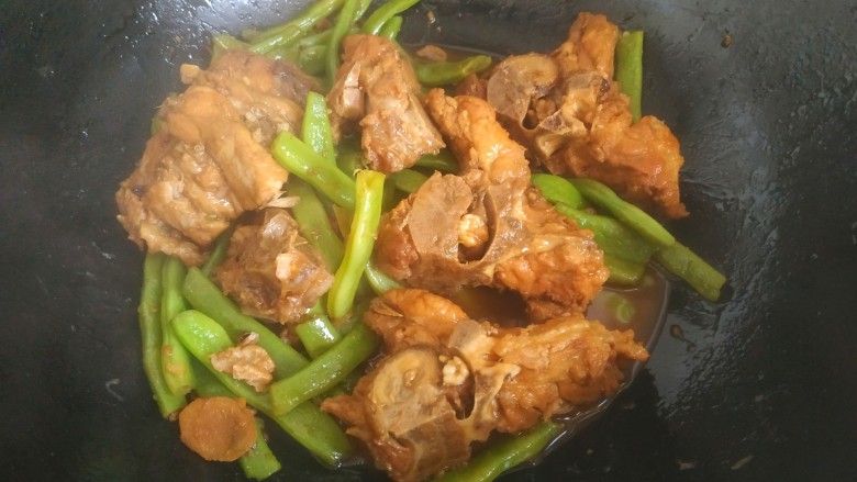 四季豆烧排骨,大火烧开,把水耗掉,汤汁浓稠,关火出锅
