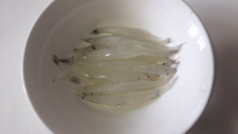 银鱼蒸蛋,然后取出适量的小银鱼,蒸蛋不用太多