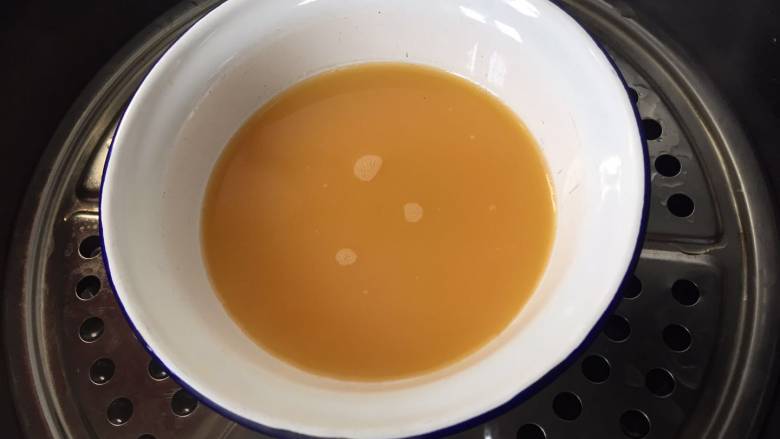 银鱼蒸蛋,蒸锅水开后放入蒸锅,上面盖个盘子