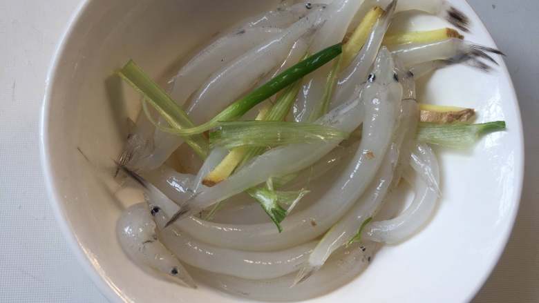 银鱼蒸蛋,葱姜腌制15分钟