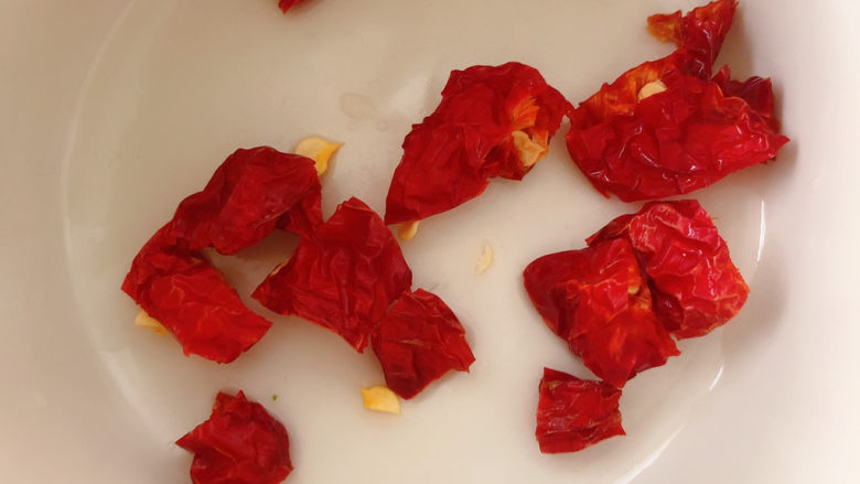 小炒牛肉(不辣),二荆条,我这个是孩子吃的,所以加的二荆条,这个不是很辣,借个味儿,要正常我会放小米辣