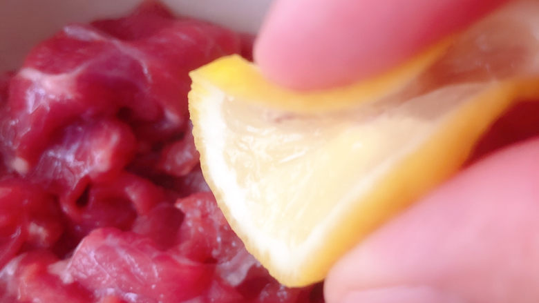 小炒牛肉(不辣),加一点柠檬汁抓匀,这样肉会嫩一点(挤点菠萝汁也一样)