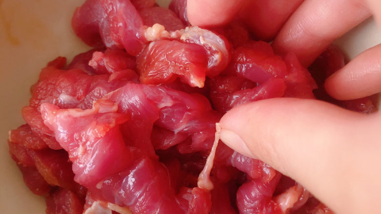 小炒牛肉(不辣),抓匀,抓到肉发粘的手感